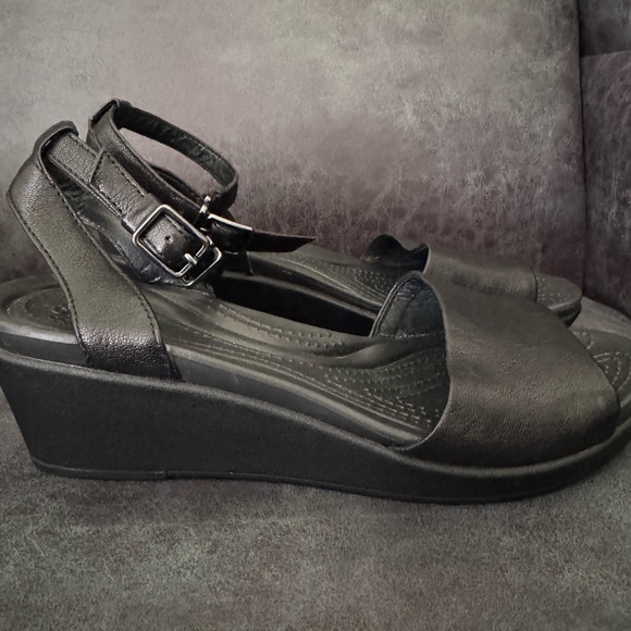 CROCS Leigh II Black Strappy Sandals - Picture 3 of 5